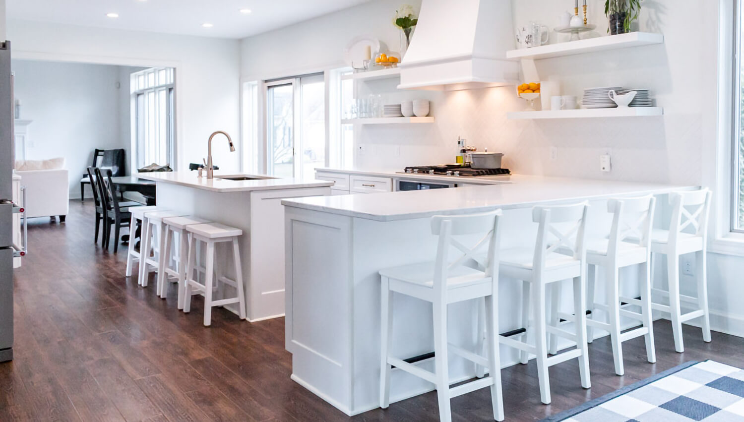 A peninsula in the kitchen with a breakfast bar seating space for four.