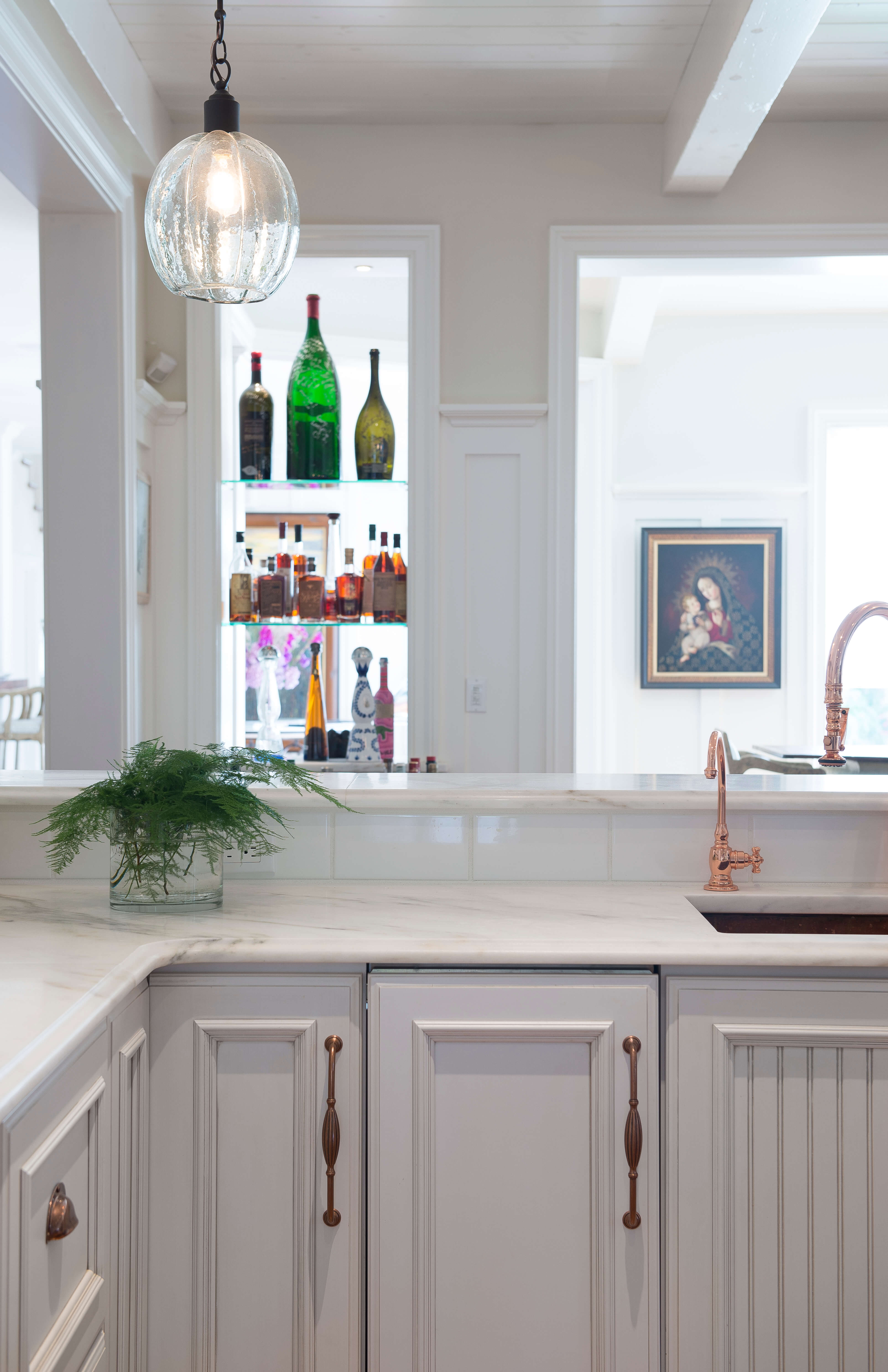 An ice maker is located to the left of the sink for convenience.
